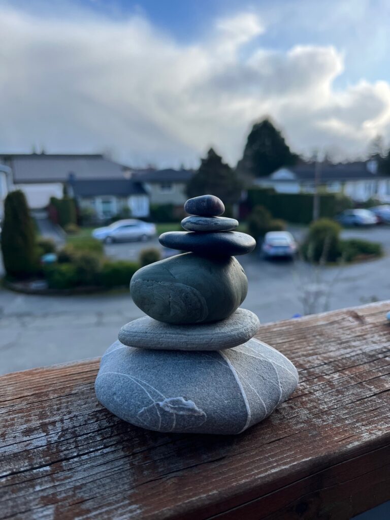 6 rocks balancing on each other